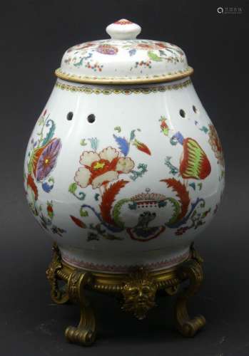Vase couvert en porcelaine de la Compagnie des Indes à décor...
