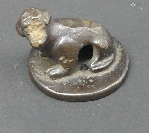 Petit cachet en bronze formant sceau, prise à décor d'animal...