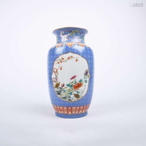 Vase cylindre en porcelaine et émaux famille rose, à décor d...