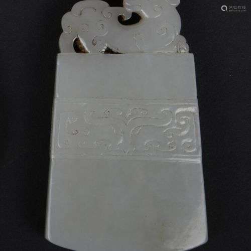 Pendentif en jade blanc céladon, en forme de Yue, gravé et d...