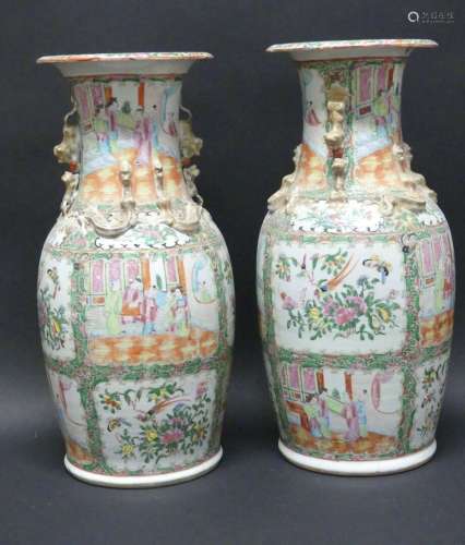 Paire de vases balustres en porcelaine polychrome et or à dé...