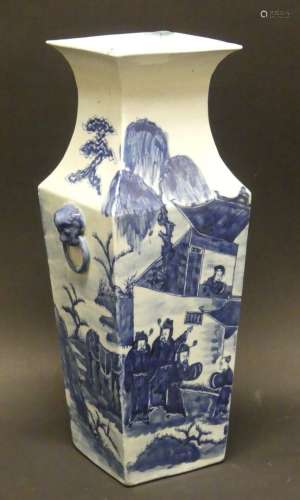 Grand vase de forme quadrangulaire en porcelaine bleu-blanc ...