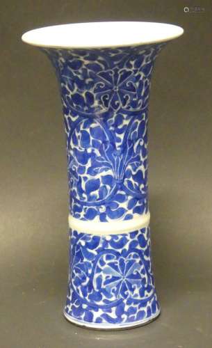 Vase rouleau à large col en porcelaine bleu-blanc à décor de...