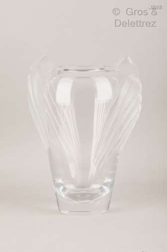 Lalique France. Vase en verre moulé, pressé, partiellement s...