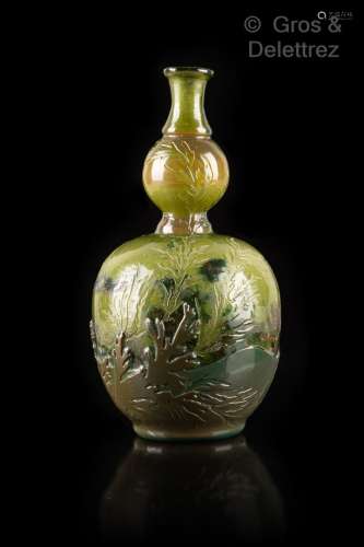 Emile GALLE (1846-1904) Vase en forme de coloquinte en verre...