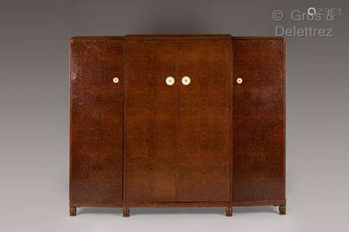 Jules LELEU (1883-1961) Armoire en placage de loupe ouvrant ...