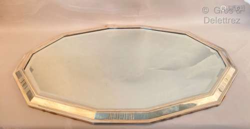 Centre de table ovale à pans en métal argenté à doucine agré...