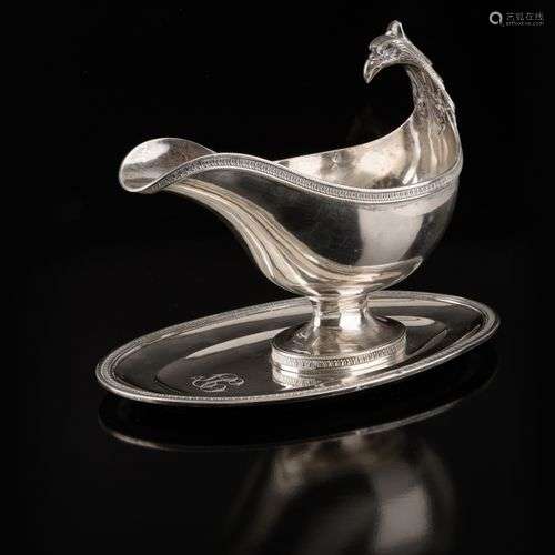 Saucière casque en argent reposant sur un piédouche ovale, l...