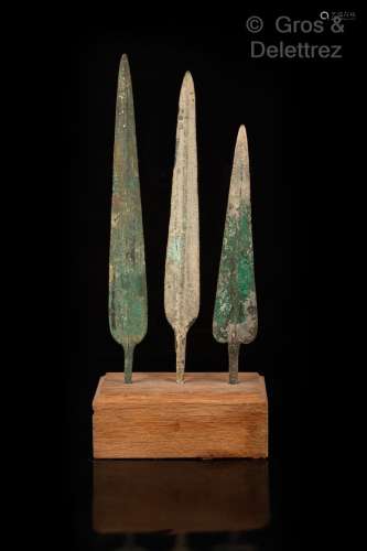 Art gréco-romain Réunion de trois pointes de lances en bronz...