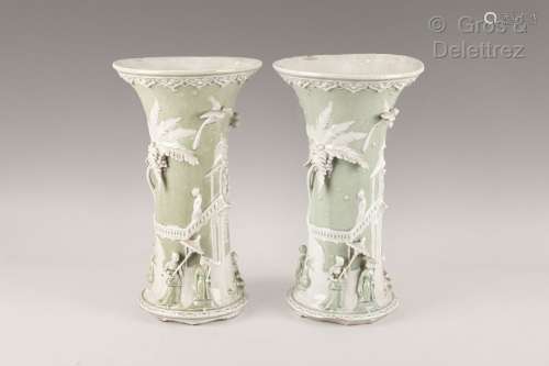 Angleterre. paire de vases cornets en porcelaine à décor en ...