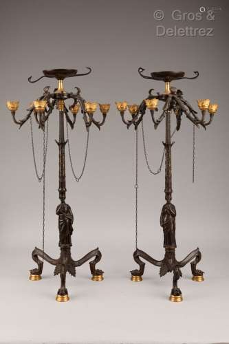 Paire de candélabres tripodes en bronze patiné brun et or à ...