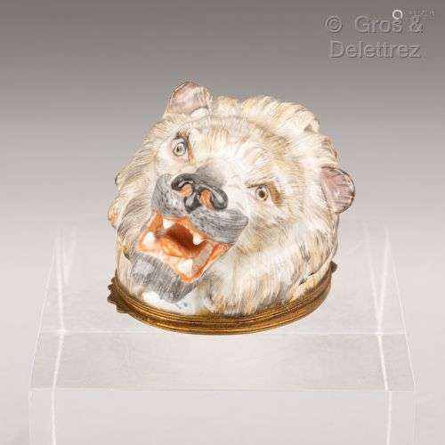 TABATIERE en porcelaine allemande figurant la tête d un lion...