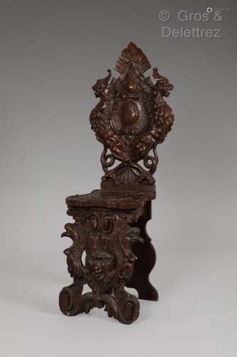 Chaise dite sgabello en bois à riche décor sculpté de griffo...