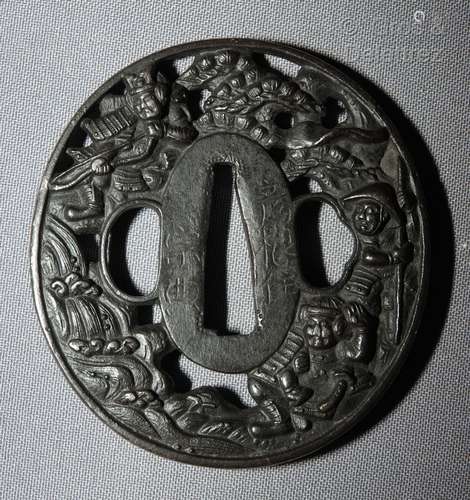 JAPON TSUBA en fer de wakizashi ajourée décorée d'une scène ...