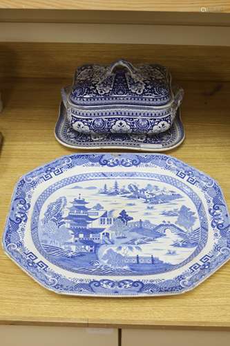 A blue and white meat dish decorated with a Chinese landscap...