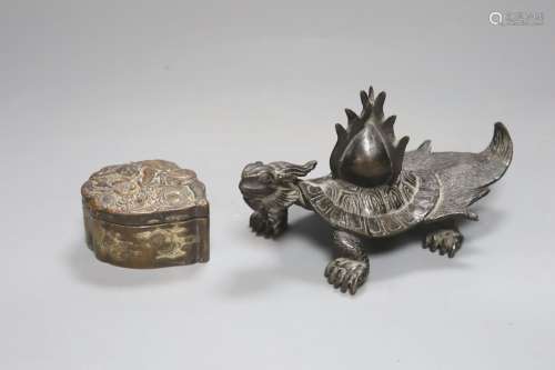 A Chinese bronze of a tortoise, length 16cm, together with a...