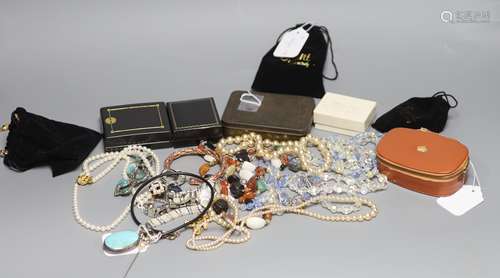 A quantity of silver and costume jewellery, coins and bankno...