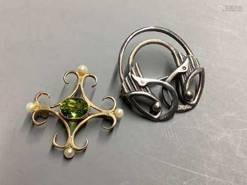 A modern 9ct gold, peridot and seed pearl set brooch, 27mm, ...