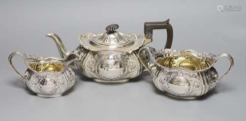 An Edwardian embossed silver three piece tea set, Hammond, C...