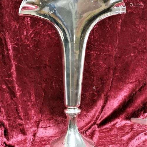 Vase en argent sur pied douche. Travail étranger. Pds brut 2...