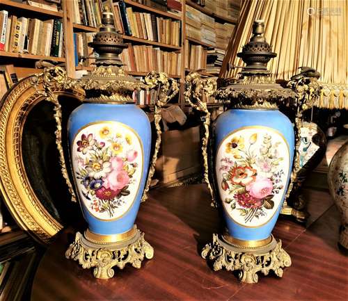 Paire de vases dans le goût de Sèvres montés en lampe à pétr...