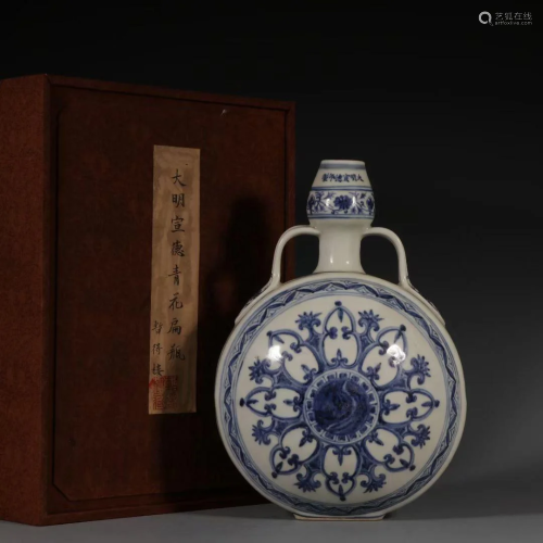 CHINESE BLUE AND WHITE POT WITH LID,XUANDE MARK
