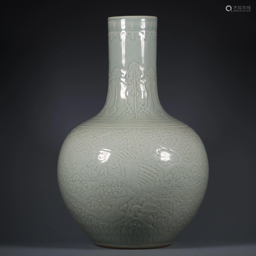 CHINESE CELADON GLAZED VASE