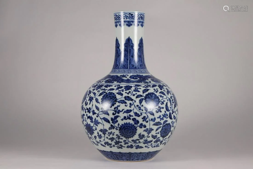 QIANLONG MARKCHINESE BLUE AND WHITE VASE