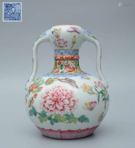 Qianlong Peony and Butterlfy Garlic Vase