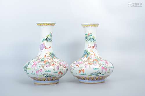 A Pair of Qing Dynasty Famille Rose Vase with Figure Paintin...