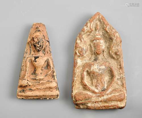 Deux amulettes pour reliquaires bouddhiques.Terre cuite.L :e...