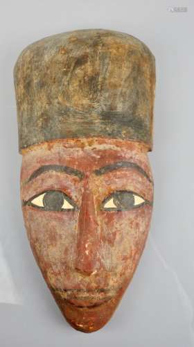 Masque de sarcophage. Style Basse Epoque.Peinture polychrome...