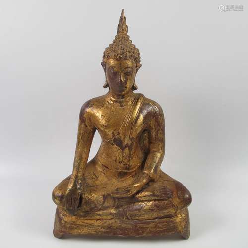 Statuette de Bouddha assis en posture de prise de la terre à...