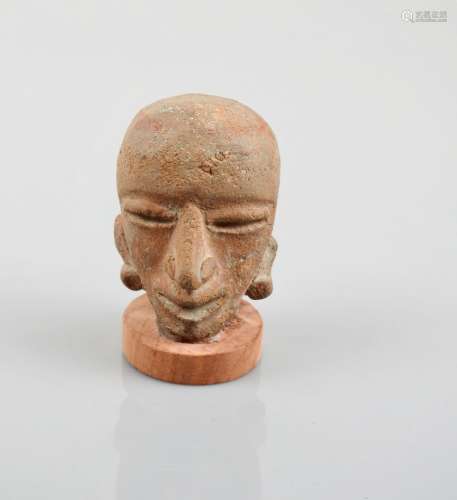 Grande tête de prêtre au crâne rasé de la culture teotihuaca...