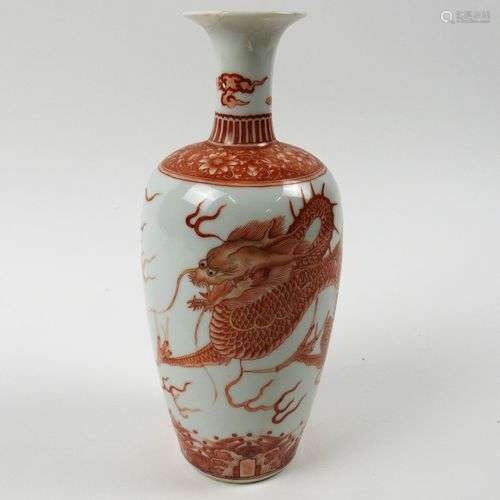 Vase.Chine.Porcelaine polychrome aux dragons. Restauration à...