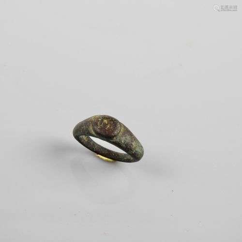 Bague au jonc de bronze.Art romain. L :env 22mm pour la bagu...