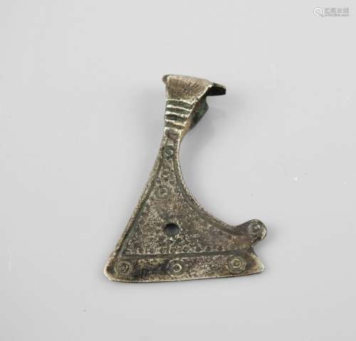 Hache amulette votive. Viking de l’Est.Argent orné. L :14cm....