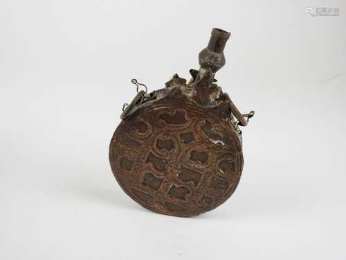 Poire à poudre en métal orné.XIXès.Monde arabe. H :18cm.