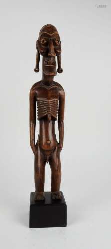 Idole masculine d’ancêtre dite Kava kava aux traits hiératiq...