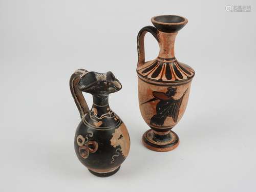 Deux vases style grec. Terre cuite à engobe ornée. H :11,5 à...