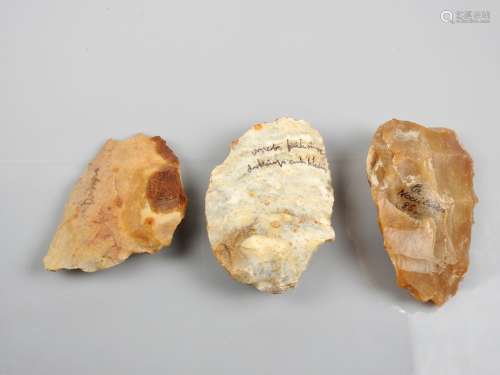 Trois artéfacts. En silex préhistoriques paléolithiques. Don...