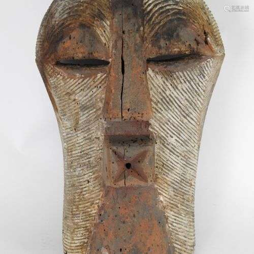 Masque Songyé.Congo. Bois scuplté polychrome. H :43 cm.