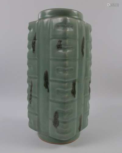 DIVERS 42. 342. Vase « Longquan » en forme de jade archaïque...