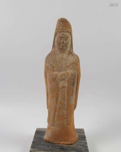 Statuette de personnage de cour en terre cuite. H 17cm. Socl...