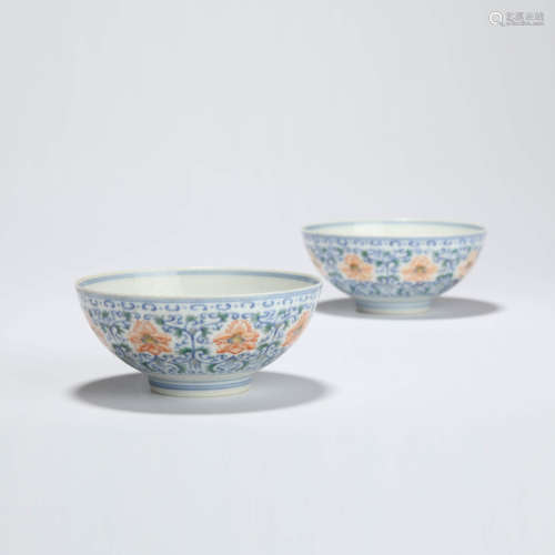 A pair of wucai interlocking lotus bowls