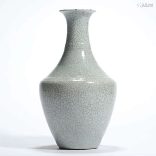 A porcelain ice crack bottle vase