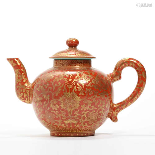 A sacrificial red glaze and gilt-decorated interlocking lotu...