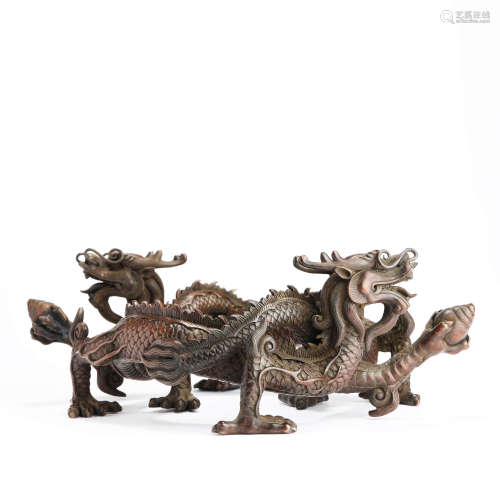 A bronze twin-dragon and pearl ornament