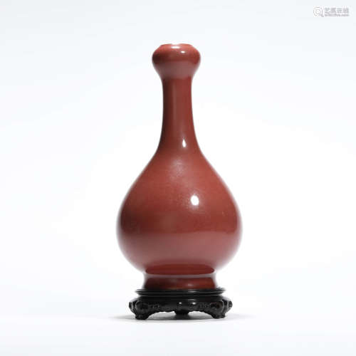 A sacrificial red glaze garlic-head-shaped vase