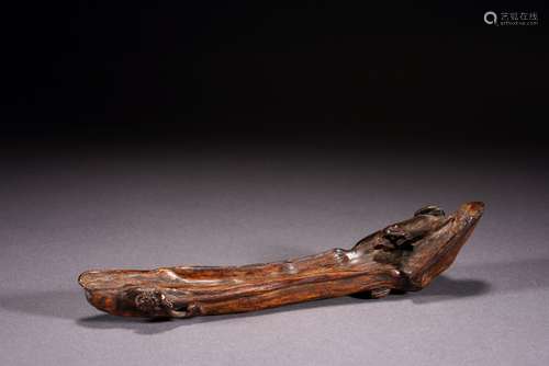 A NATURALISTIC AGARWOOD CARVED HORIZONTAL RAFT